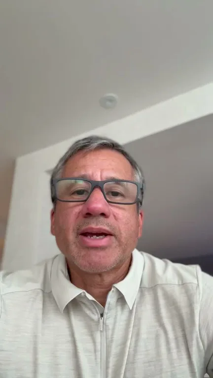 Speaker in La Clinica’s introduction video